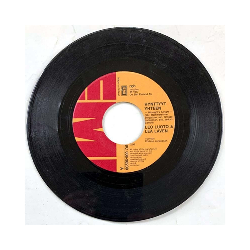 Luoto Leo & Lea Laven 1977 9C 006-38238 Hynttyyt yhteen / Pikku Saara second hand single