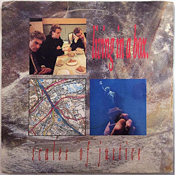 Living in a box single 7” kuvakannella Scales Of Justice  kansi VG- levy EX- vinyylisingle