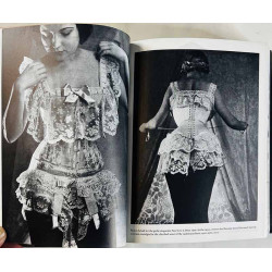 Gilles Neret 2003 ISBN 3-8228-2339-2 1000 Dessous - a history of lingerie Käytetty kirja
