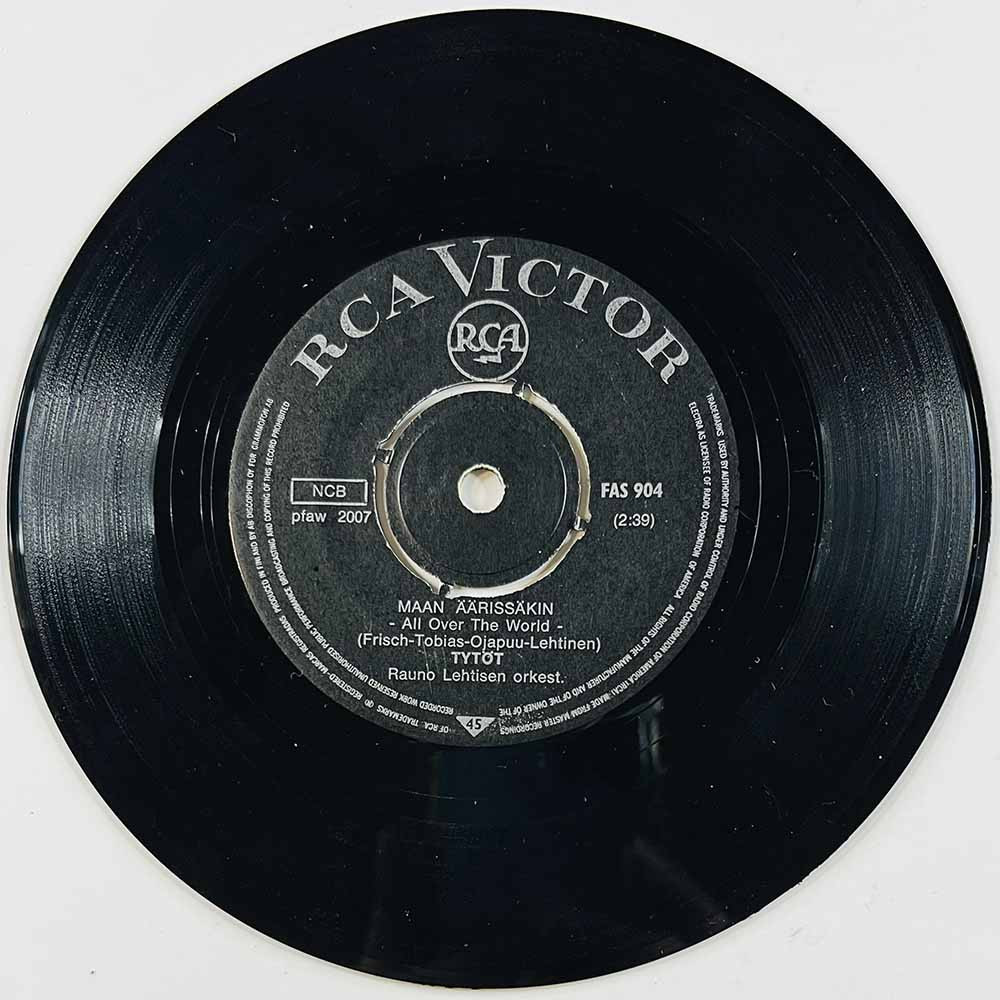 Tytöt Käytetty 7” ei kuvakantta Maan äärissäkin / Jussista saan miehen armaan  kansi Ei kuvakantta levy VG+ käytetty vinyylising
