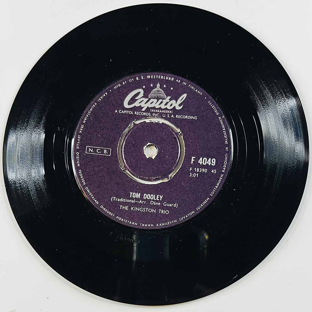 Kingston Trio Käytetty 7” ei kuvakantta Tom Dooley / Ruby Red  kansi Ei kuvakantta levy VG+ käytetty vinyylisingle