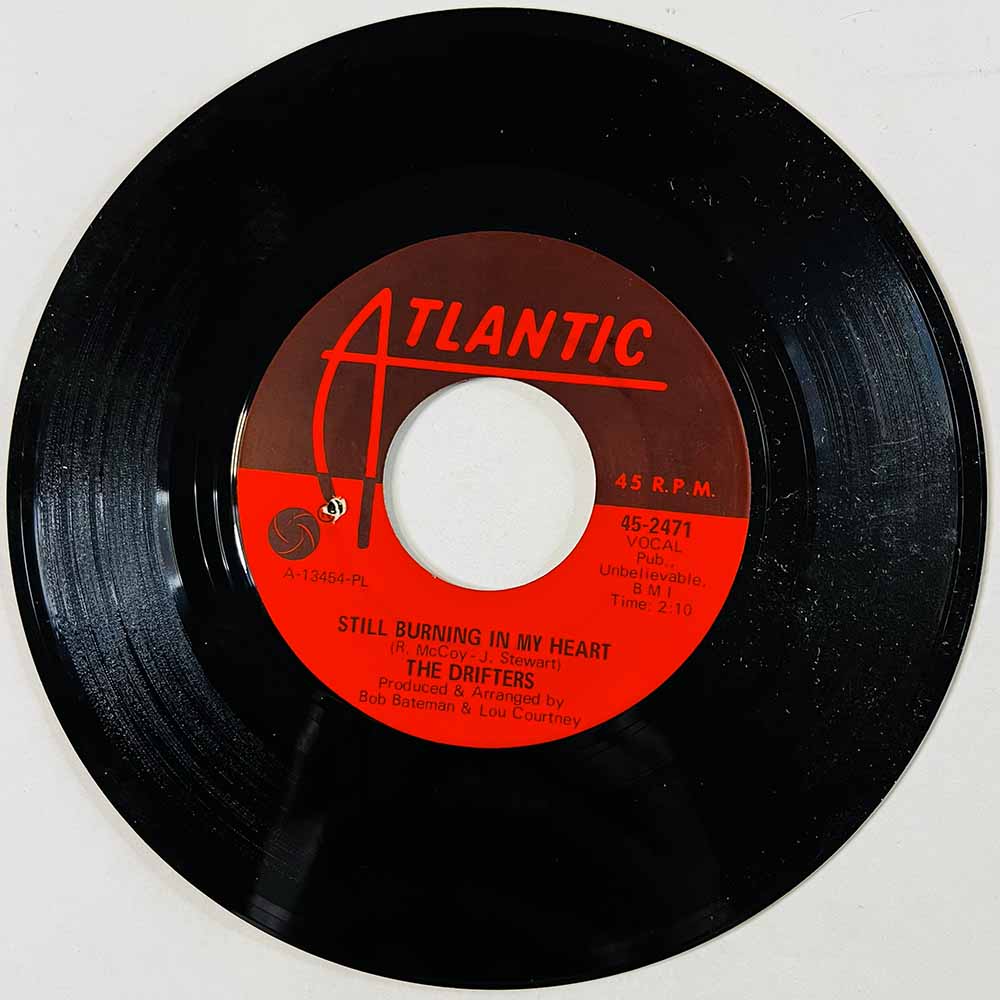 Drifters Käytetty 7” ei kuvakantta Still Burning In My Heart / I Need You Now  kansi Ei kuvakantta levy EX käytetty vinyylisingl