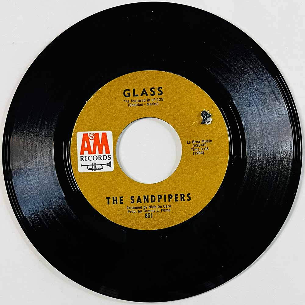 Sandpipers Käytetty 7” ei kuvakantta Glass / It's Over  kansi Ei kuvakantta levy VG+ käytetty vinyylisingle