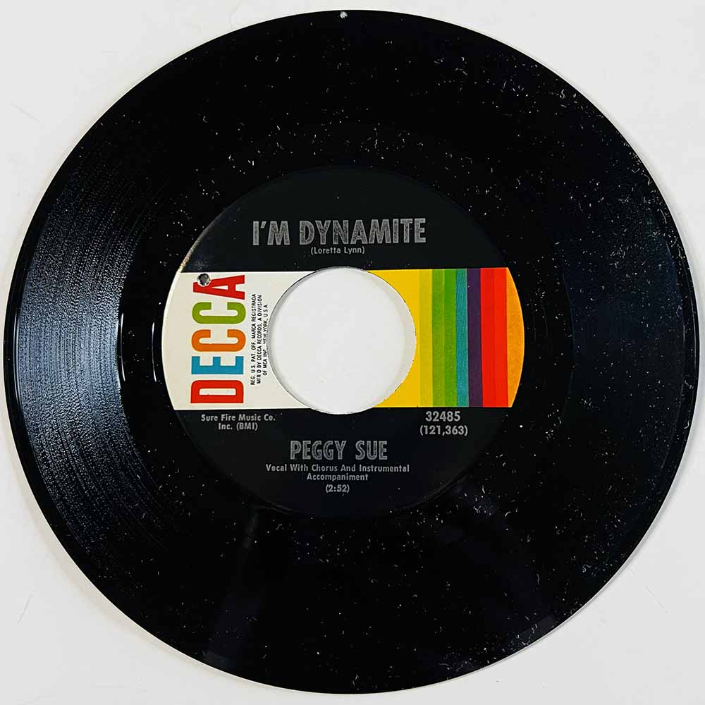 Peggy Sue Käytetty 7” ei kuvakantta I'm Dynamite / Love Whatcha Got At Home  kansi Ei kuvakantta levy EX käytetty vinyylisingle