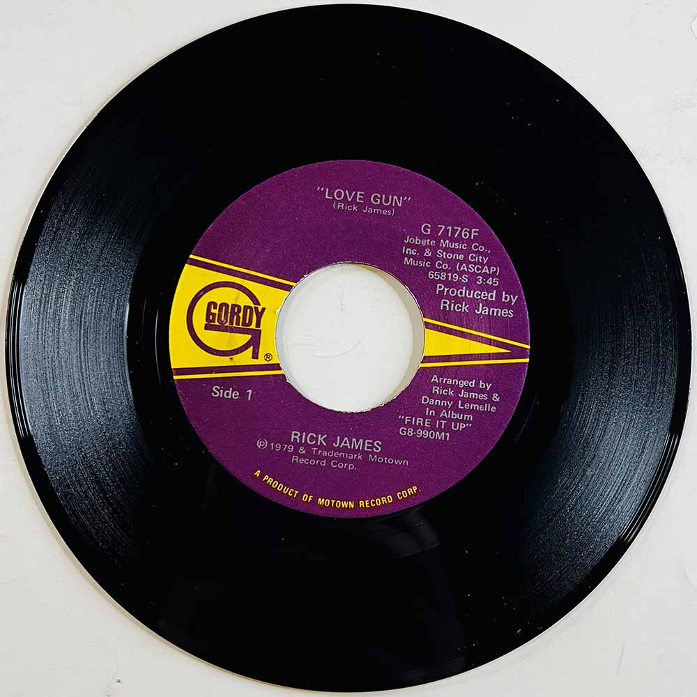 Rick James Käytetty 7” ei kuvakantta Love Gun / Stormy Love  kansi Ei kuvakantta levy EX käytetty vinyylisingle