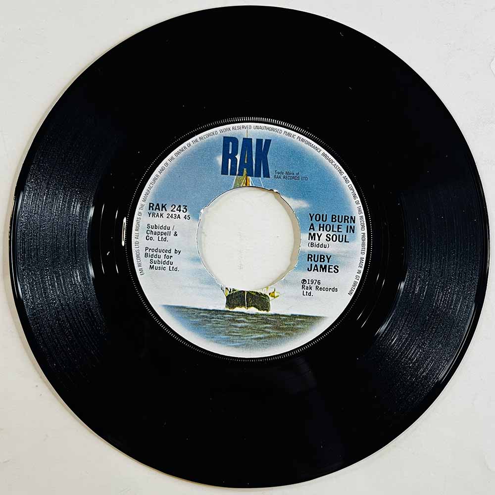 Ruby James 1976 RAK 243 You Burn A Hole In My Soul begagnad singelskiva