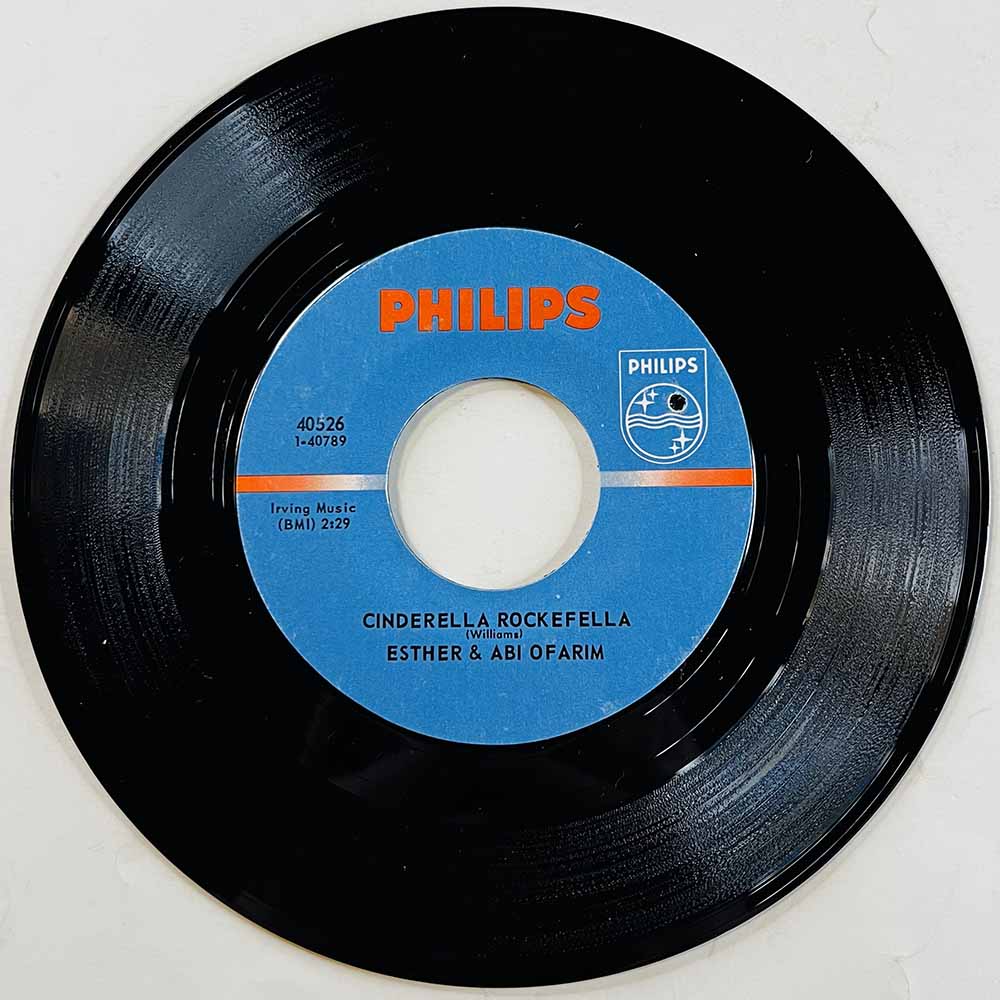 Esther & Abi Ofarim 1967 40526 Cinderella Rockefella / Your Heart Is Free Just Like The Wind begagnad singelskiva