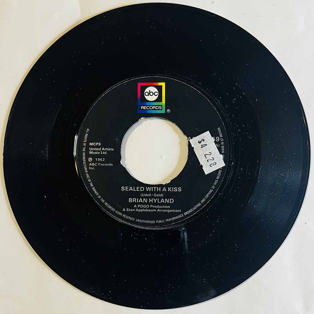 Hyland Brian Käytetty 7” ei kuvakantta Sealed With A Kiss / Ginny Come Lately  kansi Ei kuvakantta levy VG käytetty vinyylisingl