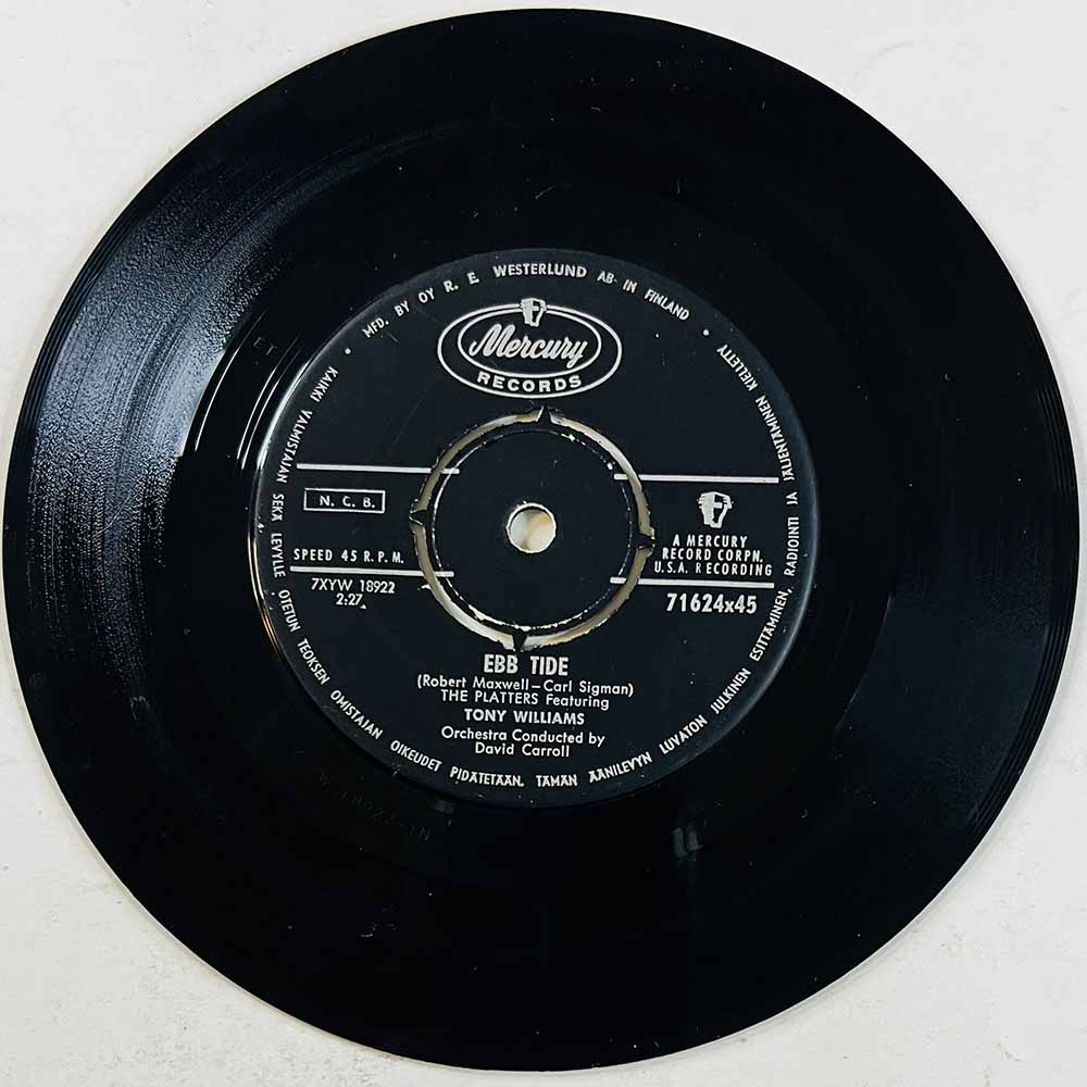 Platters featuring Tony Williams  Käytetty 7” ei kuvakantta Ebb Tide / Apple Blossom Time  kansi Ei kuvakantta levy VG käytetty 