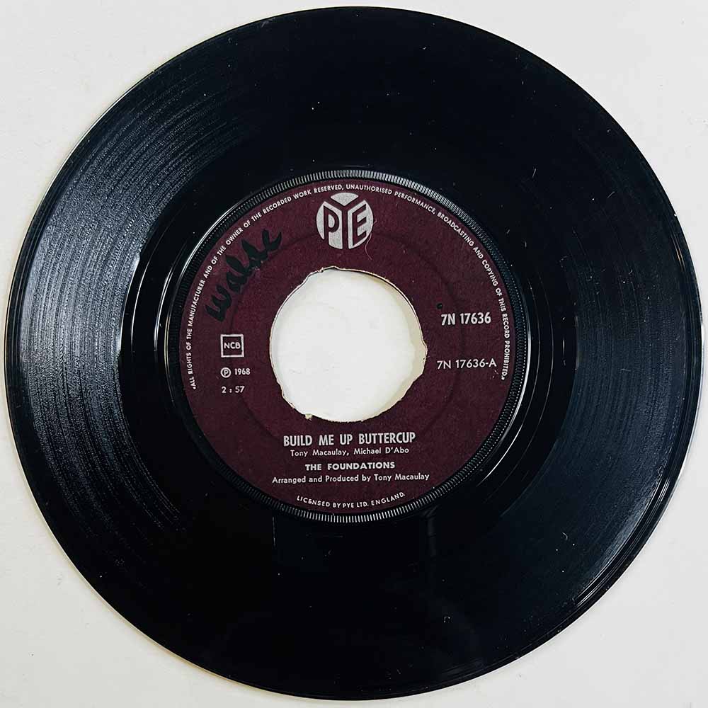 Foundations 1968 7N 17636 Build Me Up Buttercup / New Direction begagnad singelskiva