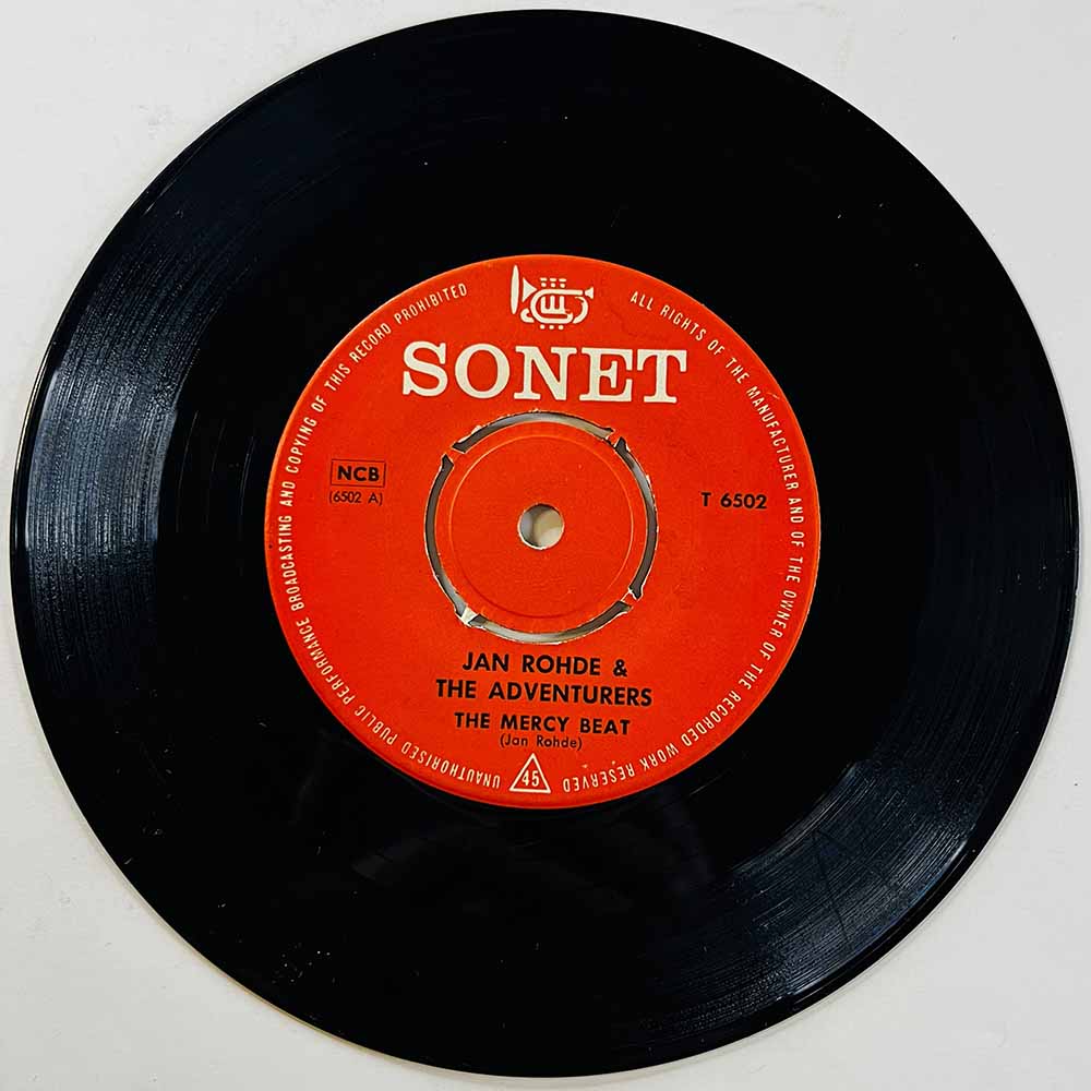 Jan Rohde & The Adventurers (2) Käytetty 7” ei kuvakantta The Mercy Beat  kansi Ei kuvakantta levy VG- käytetty vinyylisingle