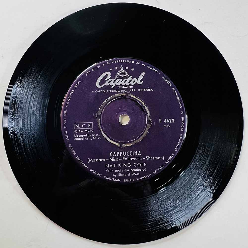 Cole Nat King Käytetty 7” ei kuvakantta Cappuccina  / Let True Love Begin  kansi Ei kuvakantta levy EX- käytetty vinyylisingle